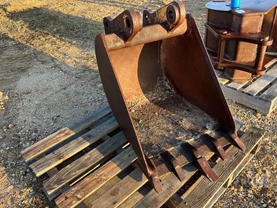 22 In. Bucket W/Teeth,