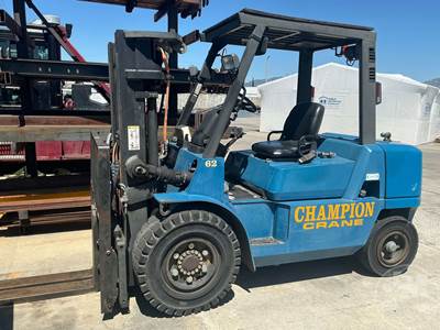 Caterpillar DP40KL Pneumatic Tire Forklift