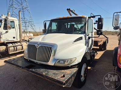International 4400 SBA Pole Truck