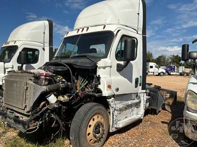Freightliner Cascadia 125 Salvage Truck