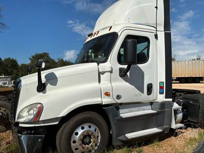 Freightliner Cascadia 125 Salvage Truck