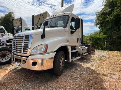 Freightliner Cascadia 125 Salvage Truck