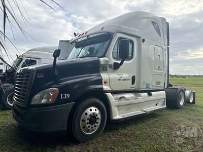 Freightliner Cascadia Salvage Truck