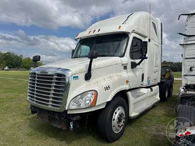 Freightliner Cascadia Salvage Truck