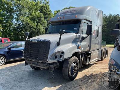 Freightliner Cascadia Salvage Truck