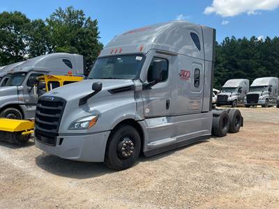 Freightliner Cascadia Salvage Truck