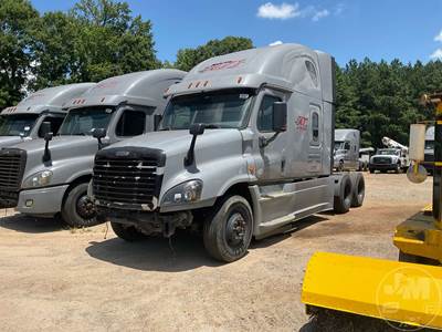 Freightliner Cascadia Salvage Truck