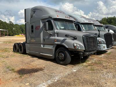 Freightliner Cascadia Salvage Truck