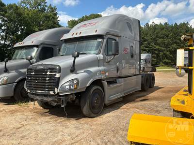 Freightliner Cascadia Salvage Truck