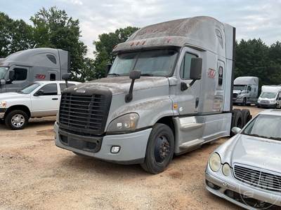 Freightliner Cascadia Salvage Truck