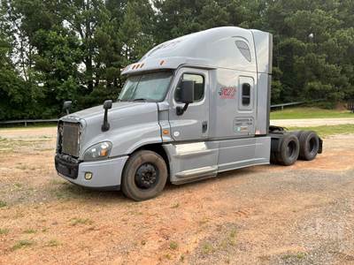 Freightliner Cascadia Salvage Truck