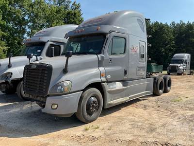 Freightliner Cascadia Salvage Truck