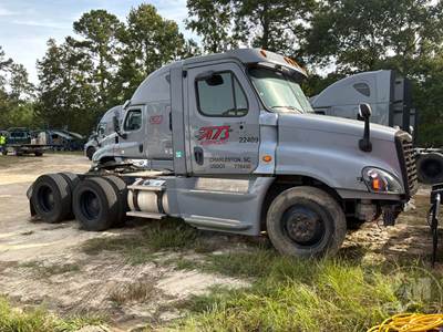Freightliner Cascadia Salvage Truck