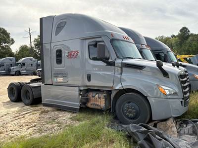 Freightliner Cascadia Salvage Truck