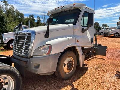 Freightliner Cascadia Salvage Truck