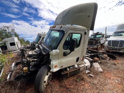Freightliner Cascadia Salvage Truck