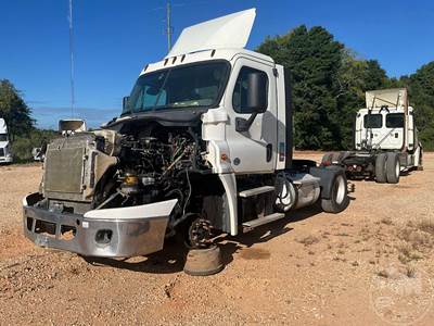 Freightliner Cascadia Salvage Truck