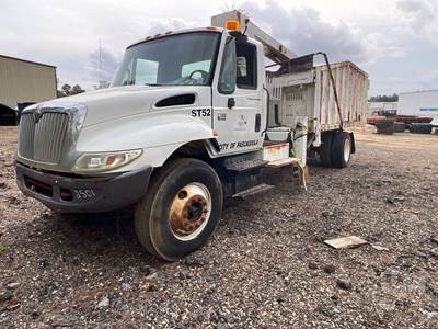 International 4300 Salvage Truck