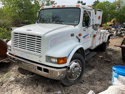 International 4700 Salvage Truck