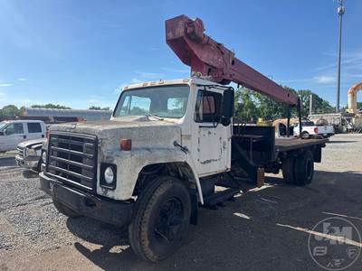 International 724 Salvage Truck