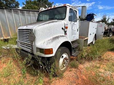 International 8100 Salvage Truck