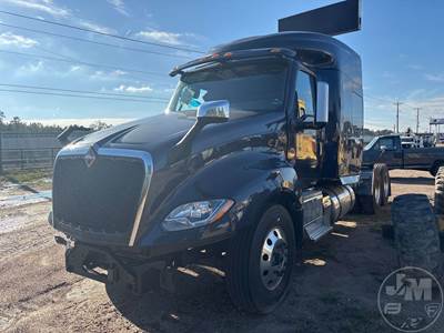 International LT625 Salvage Truck