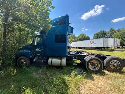 International LT625 Salvage Truck