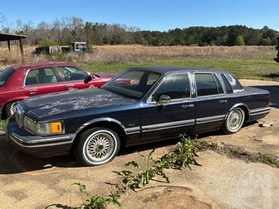 Lincoln Town Car Salvage Truck