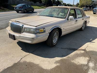 Lincoln Town Car Salvage Truck