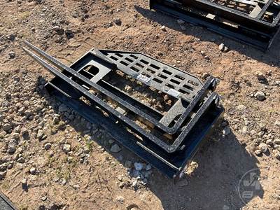 Unused GIYI DHC 60" Forks with Mast Skid Steer Attachment