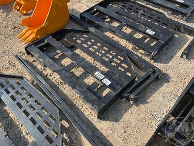 Unused GIYI DHC Skid Steer Forks with Mast, Universal Skid Mount, 60" Forks