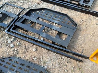 Unused GIYI DHC 60 Inch Forks with Mast, Universal Skid Steer Mount