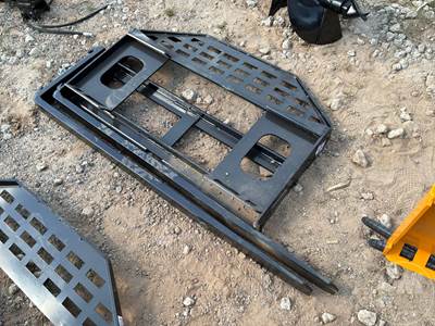 Unused GIYI DHC 60 Inch Forks with Mast, Universal Skid Steer Mount
