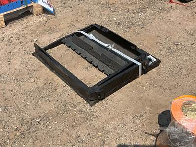 GIYI GY-XHC 30" Forks with Mast, Mini Skid Steer Mount