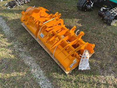 GIYI QTY (8) CAT 301 EXCAVATOR ATTACHMENT Skid Steer Attachment