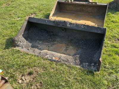 Used Virnig 72 Inch Smooth Skid Steer Bucket with Cutting Edge