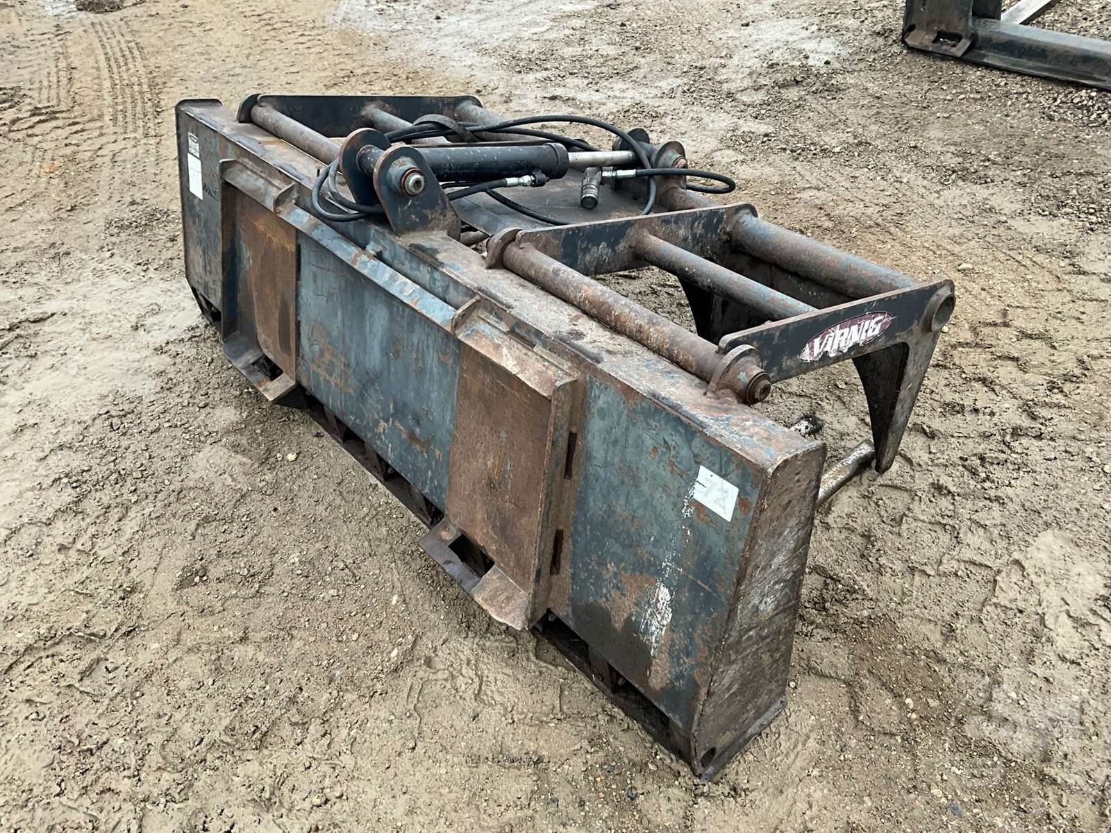 Virnig SINGLE CYLINDER SILAGE GRAPPLE Skid Steer Attachment For Sale