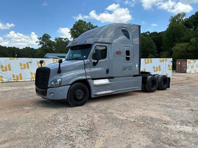 Freightliner Cascadia Sleeper Semi Truck