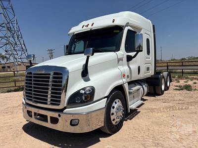 Freightliner Cascadia Sleeper Semi Truck
