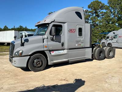 Freightliner Cascadia Sleeper Semi Truck