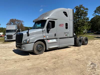 Freightliner Cascadia Sleeper Semi Truck