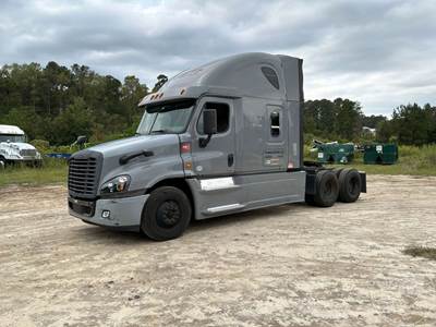 Freightliner Cascadia Sleeper Semi Truck