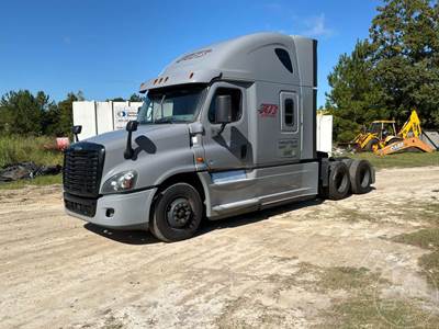 Freightliner Cascadia Sleeper Semi Truck
