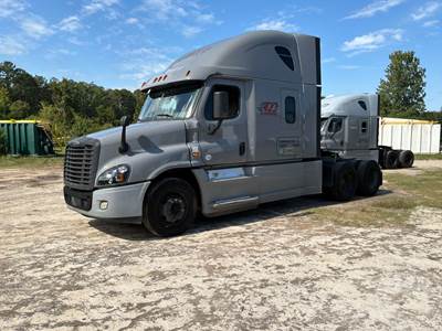 Freightliner Cascadia Sleeper Semi Truck