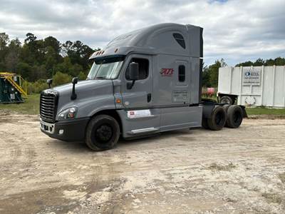 Freightliner Cascadia Sleeper Semi Truck