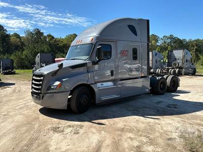 Freightliner Cascadia Sleeper Semi Truck