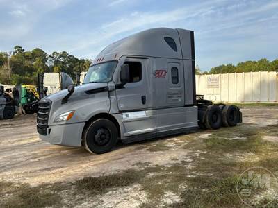 Freightliner Cascadia Sleeper Semi Truck
