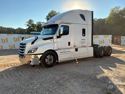 Freightliner Cascadia Sleeper Semi Truck