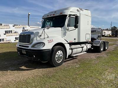 Freightliner Columbia Sleeper Semi Truck