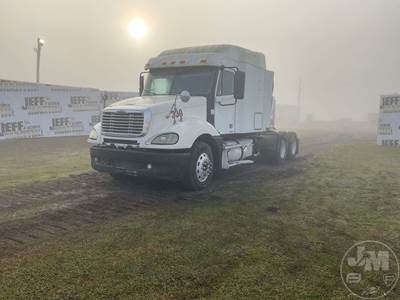 Freightliner Columbia Sleeper Semi Truck